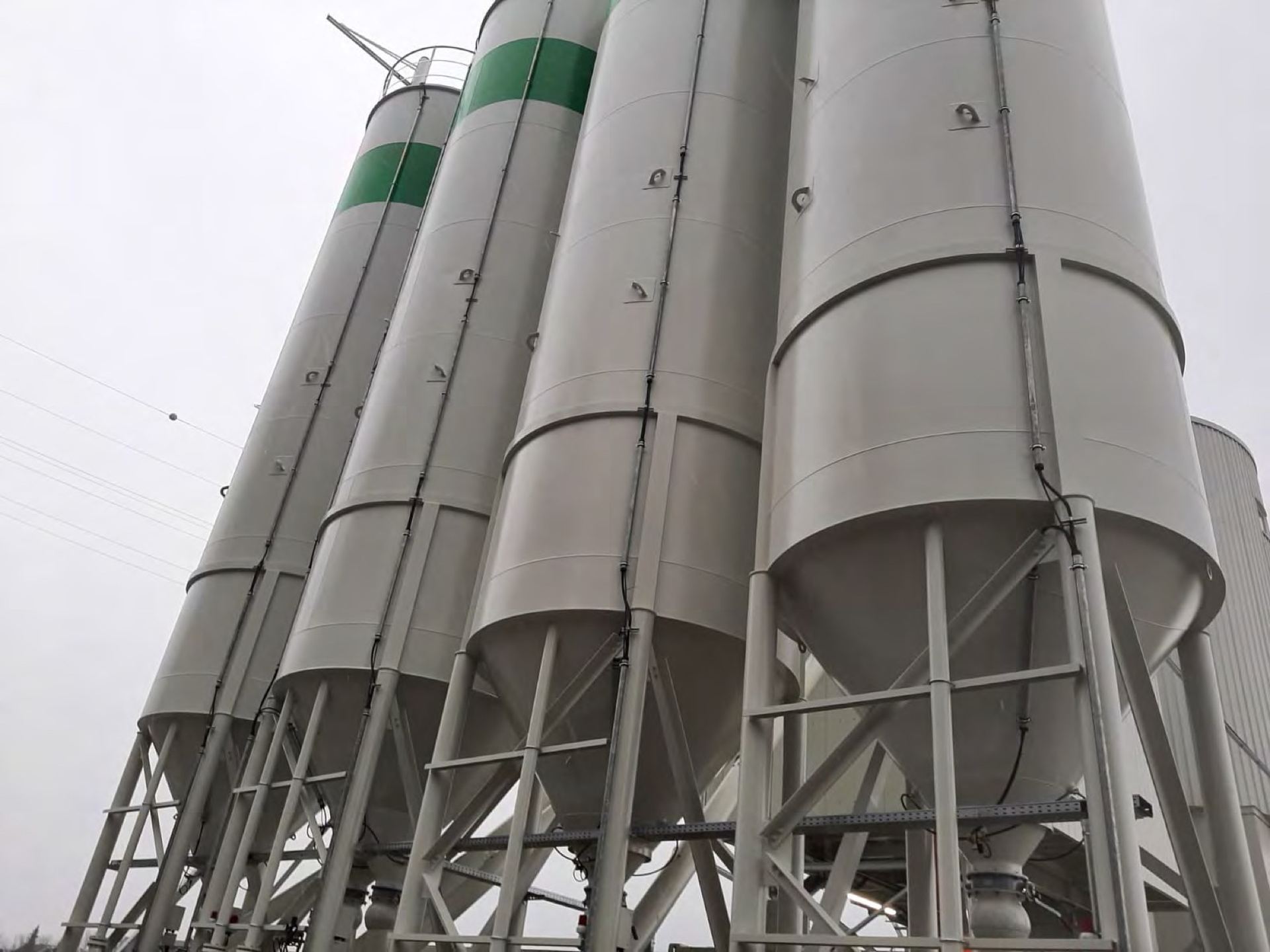 The silo bank of a NISBAU Compact plant at Dettingen