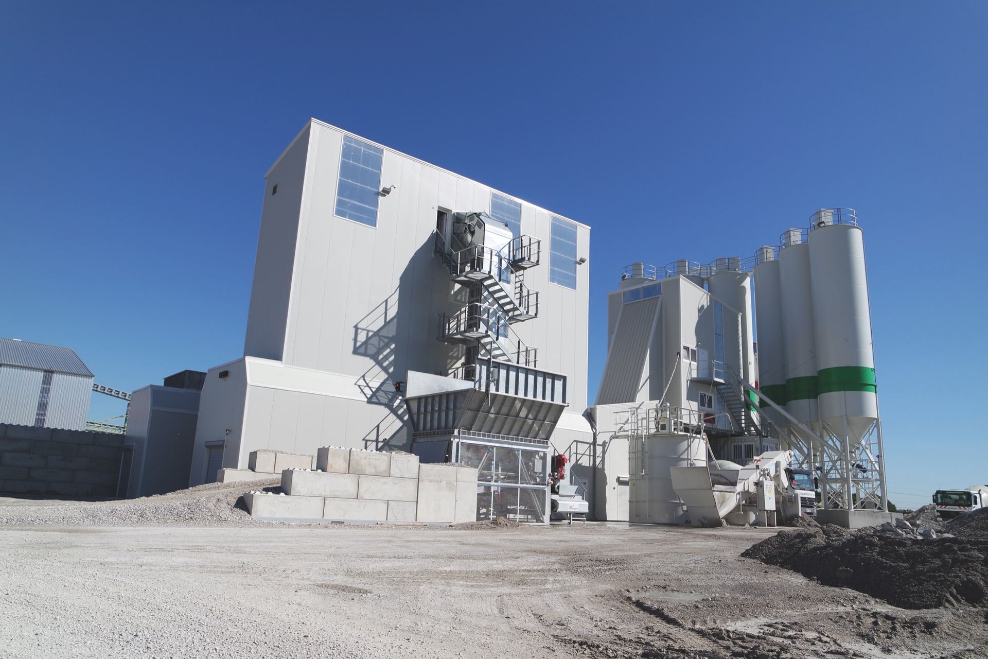 A NISBAU Compact concrete mixing plant with its cement silo bank in Munich, Germany
