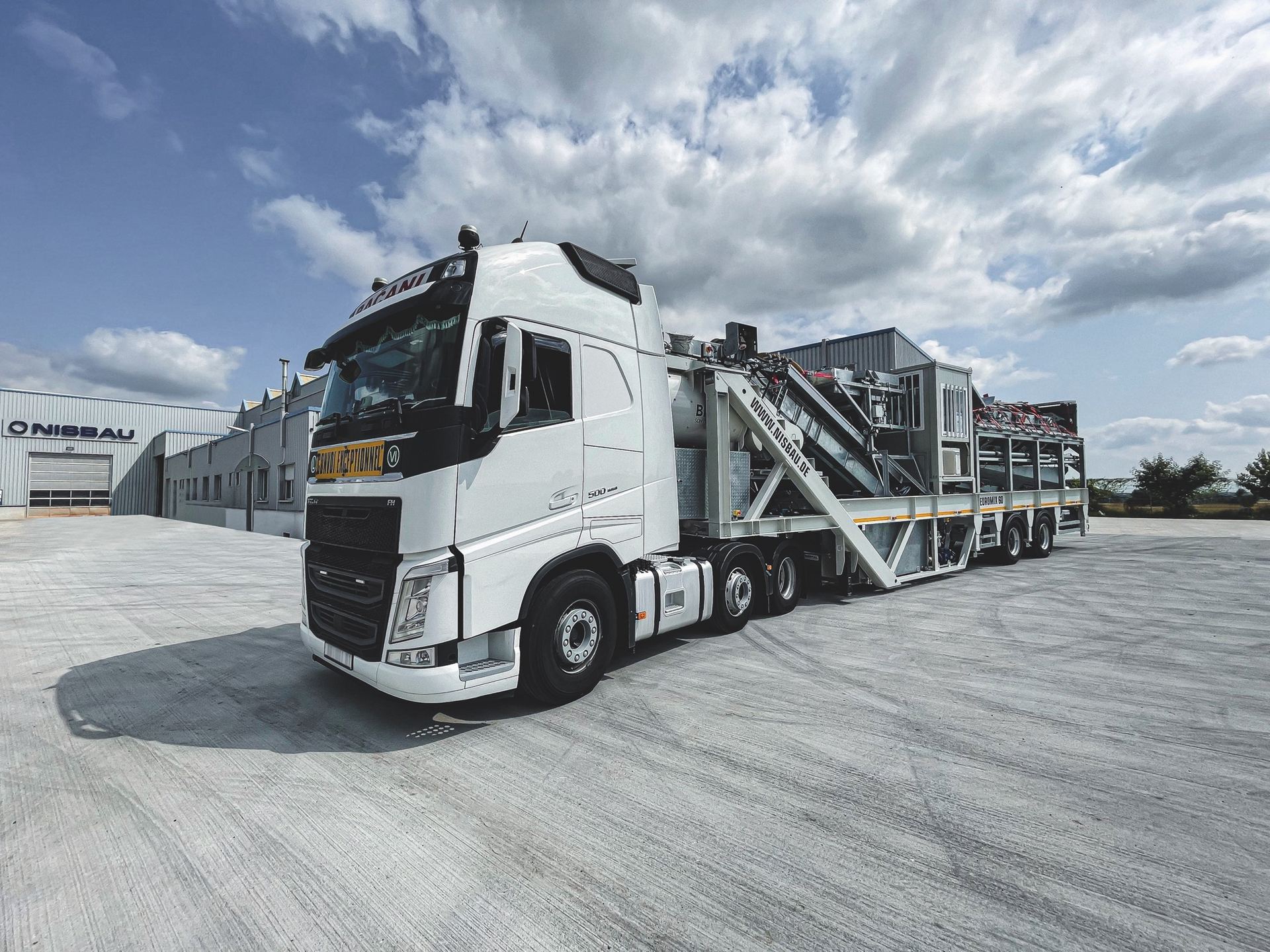 A NISBAU EUROMIX 60 wheel-mobile plant on a low-loader in road transport