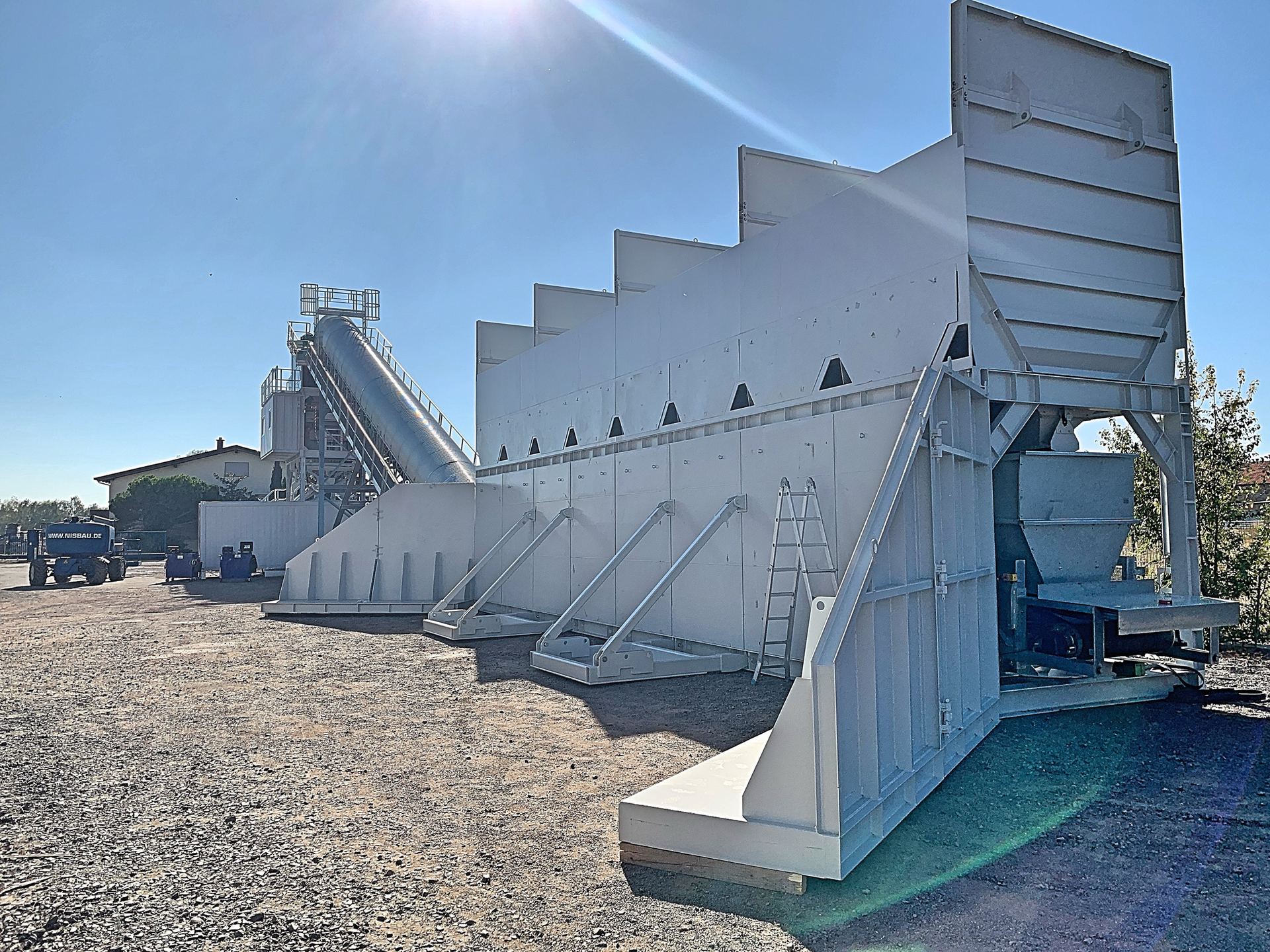 A NISBAU Performance plant aggregate line and inclined conveyor on site