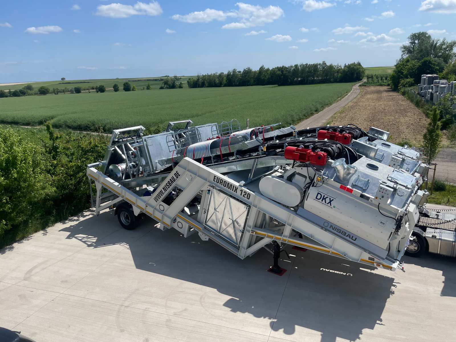 A NISBAU EUROMIX 120 wheel-mobile plant set up on site