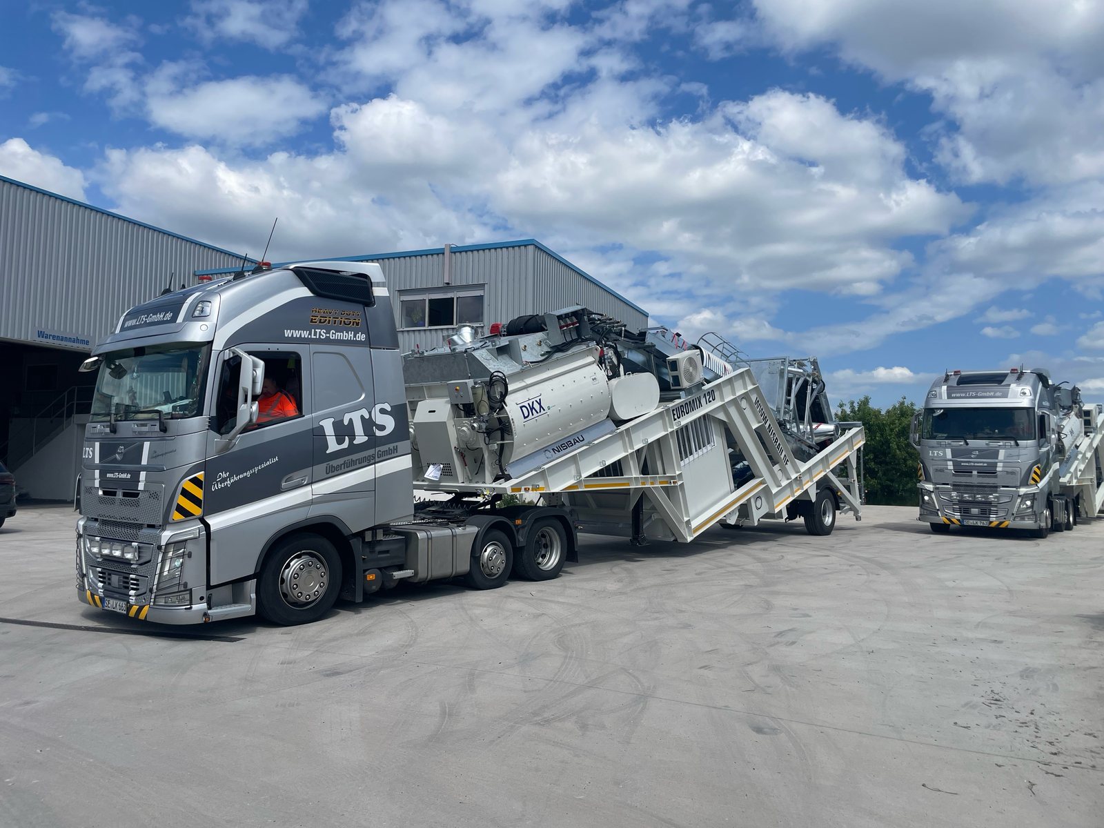 A NISBAU EUROMIX 120 two-unit transport on the road