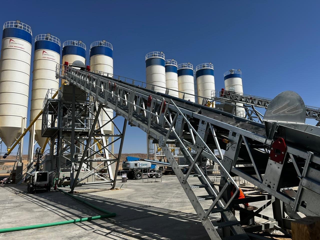 The inclined conveyor of a NISBAU Performance plant on site