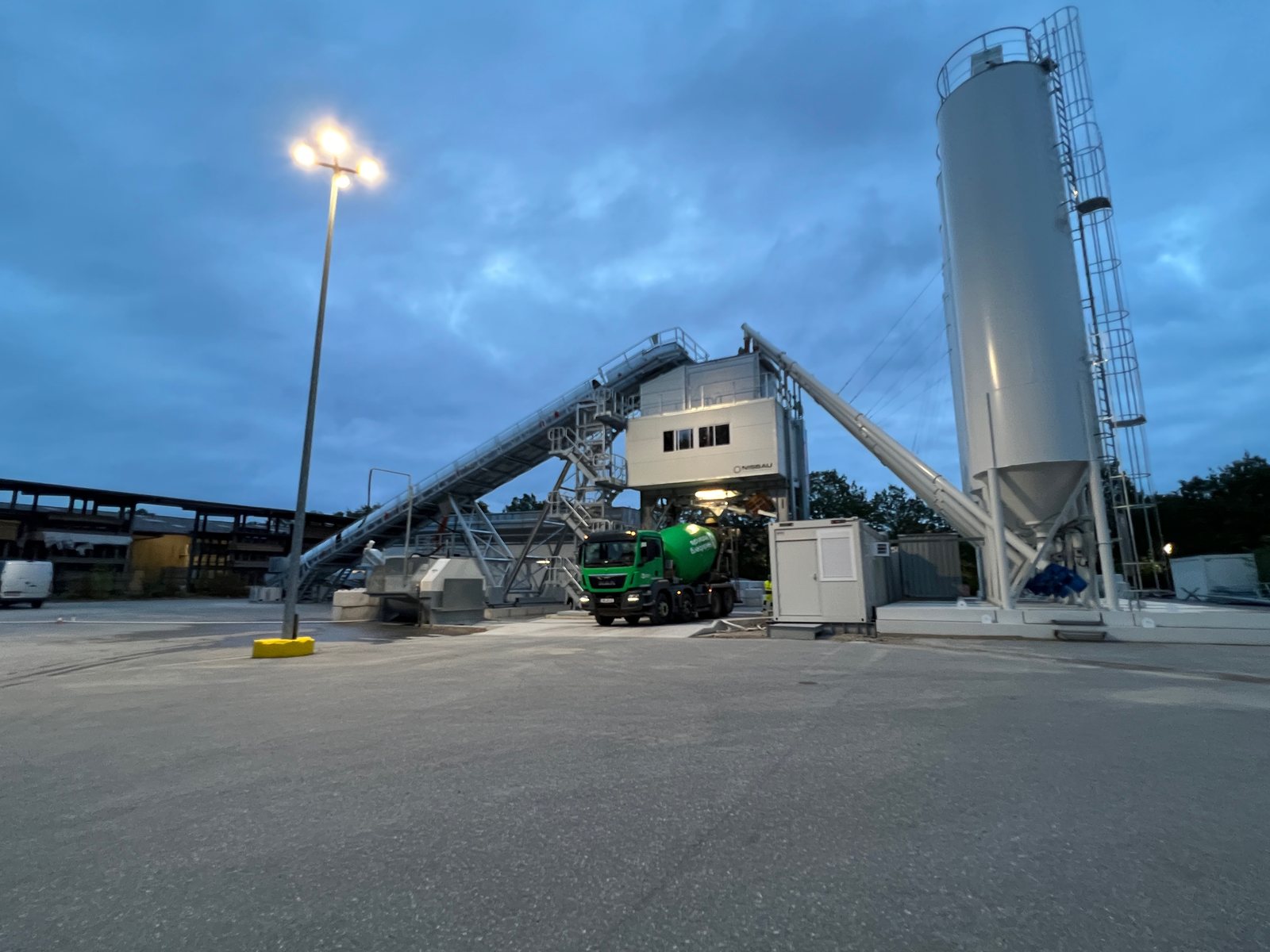 A NISBAU Performance plant on site at dusk