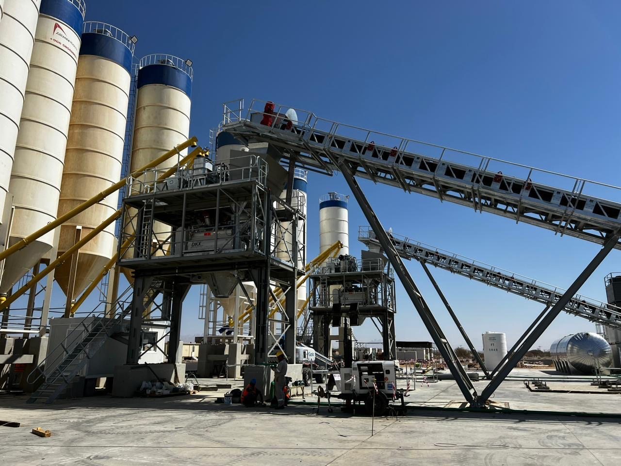 The cement silo bank of a NISBAU Performance plant