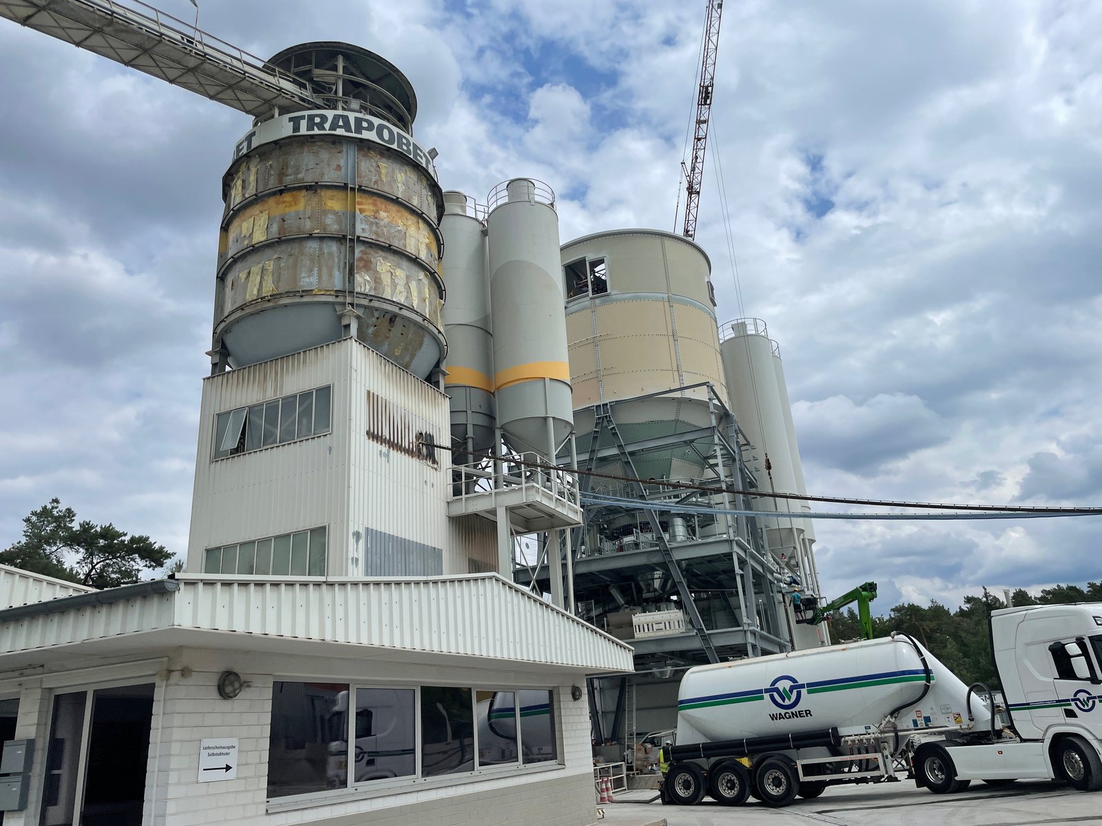 A NISBAU PRO Tower stationary mixing plant with cement tower and silos in Germany